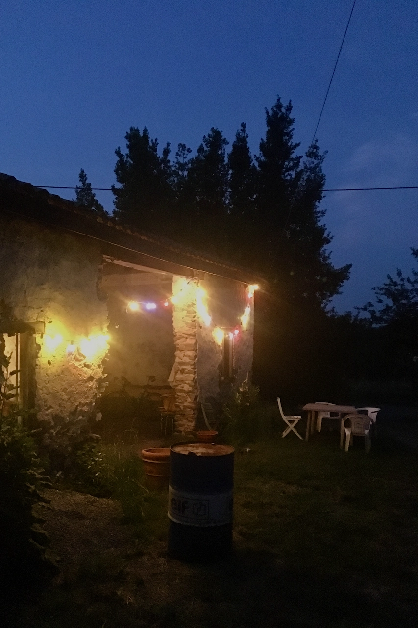 La grange de nuit, illuminée pour profiter de l'extérieur les soirs d'été.  